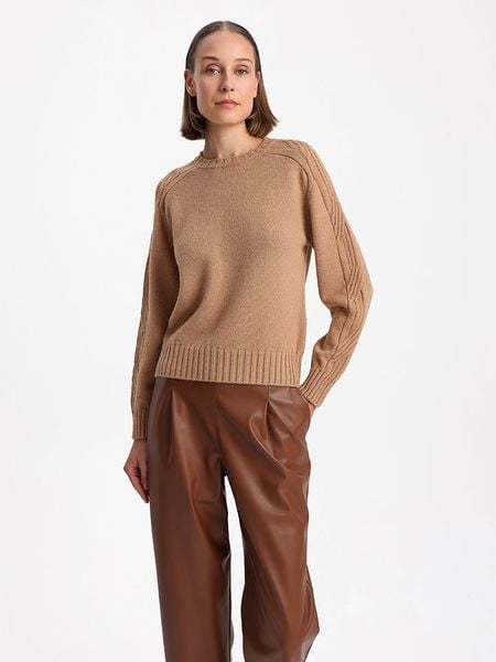 BGN Sweter w kolorze jasnobrązowym rozmiar: 40. Brązowe swetry klasyczne damskie BGN, ze splotem, bez kołnierzyka. Za 91.77 zł.