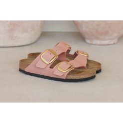 Damskie sandały duże metalowe klamry Arizona Big Buckle. Czerwone sandały damskie Birkenstock, bez wzorów, z nubiku, bez obcasa, bez zapięcia. Za 680.00 zł.