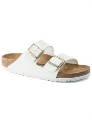 Birkenstock Klapki "Arizona" w kolorze białym rozmiar: 41. Białe klapki damskie Birkenstock, bez wzorów, z otwartym noskiem, bez obcasa, bez zapięcia. Za 384.45 zł.