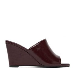 Klapki JENNY. Czerwone klapki damskie Jenny, bez wzorów, bez obcasa, bez zapięcia. Za 119.99 zł.