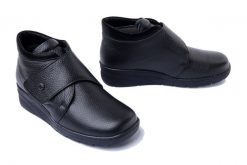 COMFORTABEL 990557-01 schwarz, botki damskie. Czarne botki damskie Comfortabel, na zimę, bez obcasa, na koturnie, bez zapięcia. Za 464.90 zł.