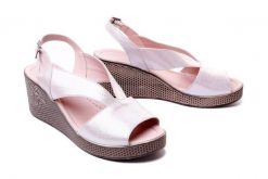LANQIER 44C2924 pudra florya, sandały damskie. Czerwone sandały damskie Lanqier, bez wzorów, z gumy, bez obcasa, na koturnie, bez zapięcia. Za 94.95 zł.