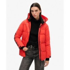 Parka z kapturem ocieplana na miasto. Czerwone parki damskie Superdry, z kapturem. W wyprzedaży za 448.10 zł.