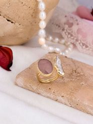 L'Atelier de Gaia Pozłacany pierścionek z kwarcem i masą perłową rozmiar: onesize. Różowe pierścionki damskie L'Atelier de Gaia, z kwarcem, pozłacane. Za 38.95 zł.