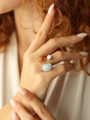 Pierres de Jade Pozłacany pierścionek z perłą i kamieniami szlachetnymi rozmiar: onesize. Czerwone pierścionki damskie Pierres de Jade, z agatem, pozłacane. Za 43.99 zł.