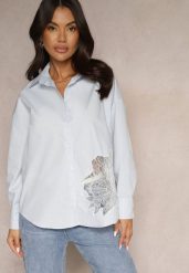 Niebieska Koszula z Bawełny Ozdobiona Ażurową Wstawką Donivessa. Niebieskie koszule damskie Renee, l, w ażurowe wzory, z bawełny, eleganckie, bez kołnierzyka, bez ramiączek. Za 54.99 zł.