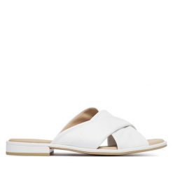 Klapki Caprice. Białe klapki damskie Caprice, bez wzorów, bez obcasa, bez zapięcia. Za 299.99 zł.