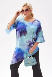 Elegancka tunika Liliana z asymetrycznym krojem w niebiesko-fioletowe kwiaty PLUS SIZE XXL. Fioletowe tuniki damskie Moda Size Plus Iwanek, na co dzień, plus size, bez wzorów, z elastanu, eleganckie, z asymetrycznym kołnierzem, bez ramiączek. Za 239.90 zł.