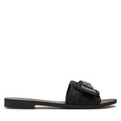 Klapki Guess. Czarne klapki damskie Guess, z aplikacjami, bez obcasa, bez zapięcia. Za 329.99 zł.