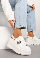 Białe Sneakersy Vices na Grubej Tłoczonej Podeszwie z Paskiem na Pięcie i Metaliczną Ozdobą Zenfedi. Białe obuwie sportowe damskie Born2be, z jeansu, bez zapięcia. Za 129.99 zł.