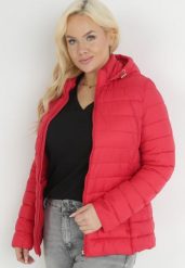 Czerwona Kurtka Pikowana Stelle. Czerwone kurtki damskie Born2be, na jesień, plus size, bez wzorów, z tkaniny, bez kaptura. Za 189.99 zł.