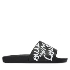 Klapki Versace Jeans Couture. Czarne klapki damskie Versace Jeans Couture, bez wzorów, z jeansu, bez obcasa, bez zapięcia. Za 329.99 zł.