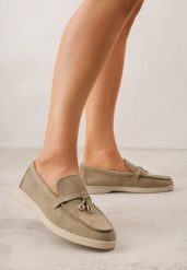 Jasnozielone Mokasyny z Imitacji Zamszu z Ozdobnym Przeszyciem i Zawieszką Veleyra. Zielone mokasyny damskie Born2be, z jeansu, bez obcasa. Za 99.99 zł.