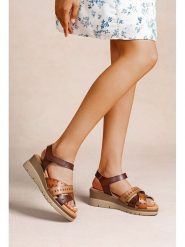 Foreverfolie Sandały w kolorze brązowym na koturnie rozmiar: 37. Brązowe sandały damskie Foreverfolie, bez wzorów, z otwartym noskiem, bez obcasa, na koturnie, bez zapięcia. Za 117.99 zł.