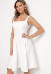 Biała Sukienka Rozkloszowana z Ozdobną Kokardą na Plecach Sonarisea. Białe sukienki damskie Born2be, bez wzorów, klasyczne, bez ramiączek. Za 189.99 zł.