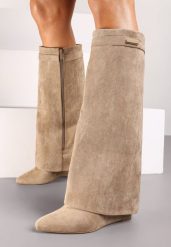 Ciemnobeżowe Kozaki na Koturnie z Wywiniętą Cholewką Alstina. Brązowe kozaki damskie Born2be, bez obcasa, na koturnie, bez zapięcia. Za 149.99 zł.