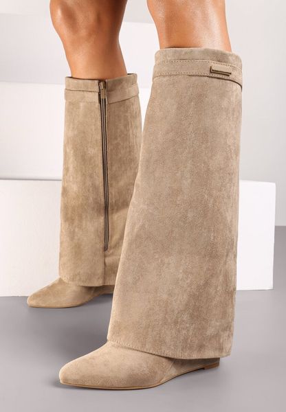 Ciemnobeżowe Kozaki na Koturnie z Wywiniętą Cholewką Alstina. Brązowe kozaki damskie Born2be, bez obcasa, na koturnie, bez zapięcia. Za 149.99 zł.