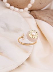 Pierres de Jade Pozłacany pierścionek z perłą rozmiar: onesize. Białe pierścionki damskie Pierres de Jade, z kwarcem, pozłacane. Za 30.99 zł.