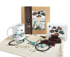 Wigry 3 — paczka (Zawartość paczki: koszulka, torba, kubek, słodycze; Rozmiar koszulki / bluzy: M (damska); Kolor koszulki / bluzy: biały; Rodzaj nadr. Białe koszulki damskie nikiniki, m, bez wzorów, z bawełny, bez kołnierzyka, bez ramiączek. Za 169.00 zł.