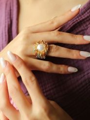 Pierres de Jade Pozłacany pierścionek z perłą i cyrkoniami rozmiar: onesize. Czerwone pierścionki damskie Pierres de Jade, z cyrkonią, pozłacane. Za 39.99 zł.