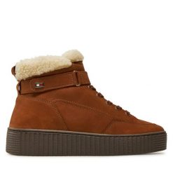 Botki Tommy Hilfiger. Brązowe botki damskie Tommy Hilfiger, z nubiku, bez obcasa, na płaskiej podeszwie, bez zapięcia. Za 379.99 zł.