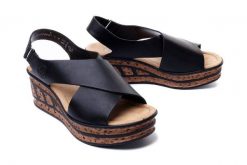 RIEKER 68189-00 black, sandały damskie. Czarne sandały damskie Rieker, bez wzorów, z gumy, bez obcasa, na koturnie, bez zapięcia. Za 202.93 zł.