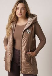 Szampańska Pikowana Kamizelka o Długim Kroju z Nieodpinanym Kapturem i Aplikacją Koretes. Żółte kamizelki damskie Born2be, l, z aplikacjami, z poliesteru. Za 129.99 zł.