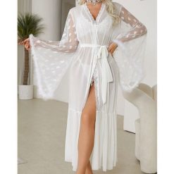 Szlafrok maxi z lekkiego materiału z długimi rękawami Oketa. Czerwone szlafroki damskie Intica, z aplikacjami, z materiału, bez kaptura. Za 139.00 zł.