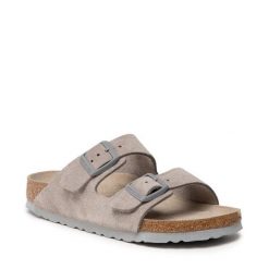 Klapki Birkenstock. Szare klapki damskie Birkenstock, bez wzorów, bez obcasa, bez zapięcia. Za 589.99 zł.