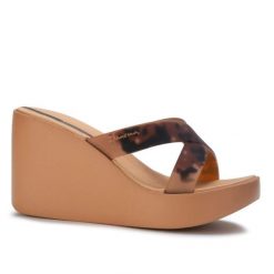 Klapki damskie na platformie Ipanema 83520 HIGH FASHION SLIDE FEM. Brązowe klapki damskie Ipanema, bez wzorów, z materiału, bez obcasa, na platformie, bez zapięcia. Za 109.00 zł.