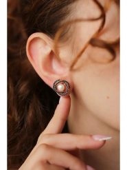 Pierres delicates Pozłacane kolczyki-wkrętki z cyrkoniami rozmiar: onesize. Niebieskie kolczyki damskie Pierres delicates, z cyrkonią, pozłacane. Za 105.14 zł.