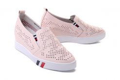 ARTIKER RELAKS 48C1535 różowy, półbuty/sneakersy damskie. Czerwone półbuty damskie Artiker Relaks, na lato, w ażurowe wzory, ze skóry, bez obcasa, na koturnie, bez zapięcia. Za 112.45 zł.