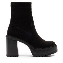 Botki Nine West. Czarne botki damskie Nine West, bez obcasa, na słupku, bez zapięcia. Za 299.99 zł.