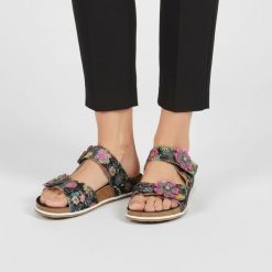 Klapki damskie Laura Vita, z miękką cholewką ozdobioną kwiatowym motywem regulowane paski elastyczna podeszwa, kolorowe, 32 AS318-32. Klapki damskie LAURA VITA, bez wzorów, bez obcasa, bez zapięcia. Za 319.00 zł.