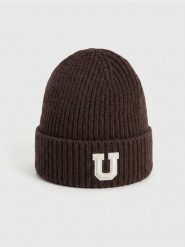 Prążkowana czapka beanie z naszywką - brązowy. Brązowe czapki damskie Sinsay, z aplikacjami, prążkowane. Za 15.99 zł.