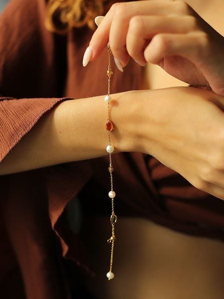 Pierres delicates Pozłacana bransoletka z cyrkoniami i perłami rozmiar: onesize. Białe bransoletki damskie Pierres delicates, pozłacane. Za 52.99 zł.