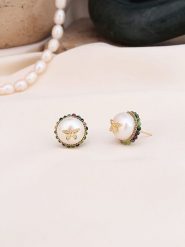 Pierres de Jade Pozłacane kolczyki-wkrętki z perłami i prehnitami rozmiar: onesize. Białe kolczyki damskie Pierres de Jade, z perłą, pozłacane. Za 43.99 zł.