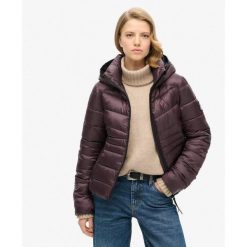 Damska ocieplana kurtka puchowa Superdry Fuji Quilt. Fioletowe kurtki damskie Superdry, bez wzorów, z puchu, bez kaptura. W wyprzedaży za 350.50 zł.