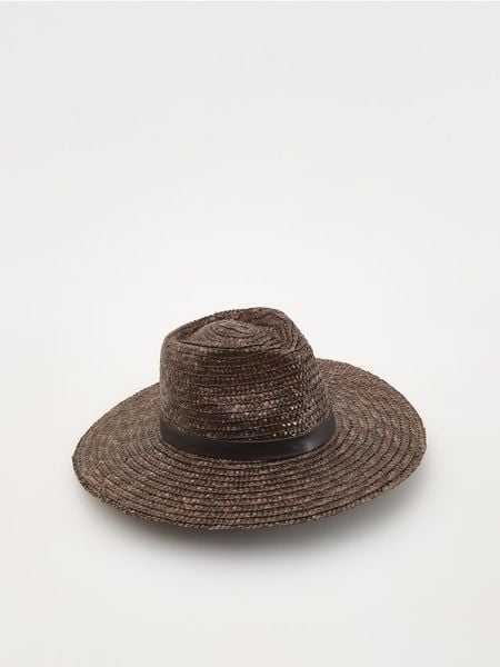 Pleciony kapelusz - brązowy. Brązowe kapelusze damskie Reserved, bez wzorów. W wyprzedaży za 39.99 zł.