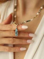 Pierres delicates Pozłacany naszyjnik z elementami ozdobnymi rozmiar: onesize. Białe naszyjniki damskie Pierres delicates, z kryształem, pozłacane. Za 52.99 zł.