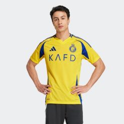 Koszulka piłkarska ADIDAS Al Nassr 24/25 domowa. Bluzki damskie Adidas, s, bez wzorów, bez kołnierzyka, bez ramiączek. Za 319.99 zł.