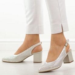 Srebrne skórzane ażurowe czółenka damskie Jezzi 2263A-5. Szare czółenka damskie Jezzi, w ażurowe wzory, ze skóry, bez obcasa, na słupku. Za 219.00 zł.