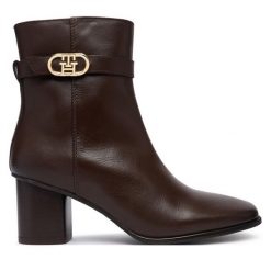 Botki Tommy Hilfiger. Brązowe botki damskie Tommy Hilfiger, bez obcasa, na słupku, bez zapięcia. Za 749.99 zł.