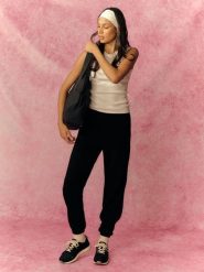 4F Spodnie dresowe joggery damskie - czarne XXL. Czarne spodnie dresowe damskie 4F, xxl, bez wzorów, z dresówki. Za 149.99 zł.