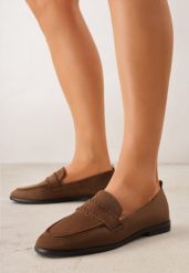 Jasnobrązowe Mokasyny Vices ze Skórzaną Wkładką i Ozdobnymi Przeszyciami Adestiia. Brązowe mokasyny damskie Born2be, z jeansu, bez obcasa. Za 89.99 zł.