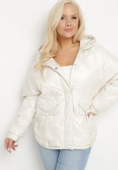 Biała Kurtka Pikowana z Kapturem i Kieszeniami o Pudełkowym Kroju Eravinna. Białe kurtki damskie Born2be, plus size, bez wzorów, z kapturem. Za 259.99 zł.