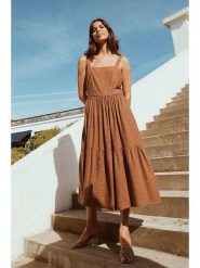 SKFK Sukienka "Izare" w kolorze karmelowym rozmiar: 40. Brązowe sukienki damskie SKFK, bez wzorów, z wiskozy, bez ramiączek. Za 152.99 zł.