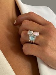 Les Petites Précieuses Srebrny pierścionek z chalcedonem i cyrkoniami rozmiar: 56. Szare pierścionki damskie Les Petites Précieuses, z cyrkonią, srebrne. Za 336.61 zł.