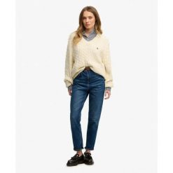 Damski oversize sweter z dekoltem w kształcie V Superdry. Białe swetry klasyczne damskie Superdry, na zimę, bez kołnierzyka. Za 288.40 zł.