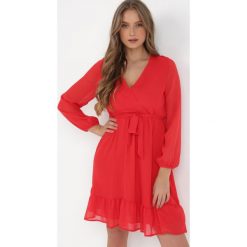 Czerwona Sukienka Pronestra. Czerwone sukienki damskie Born2be, bez wzorów, z materiału, eleganckie, bez ramiączek. W wyprzedaży za 101.99 zł.